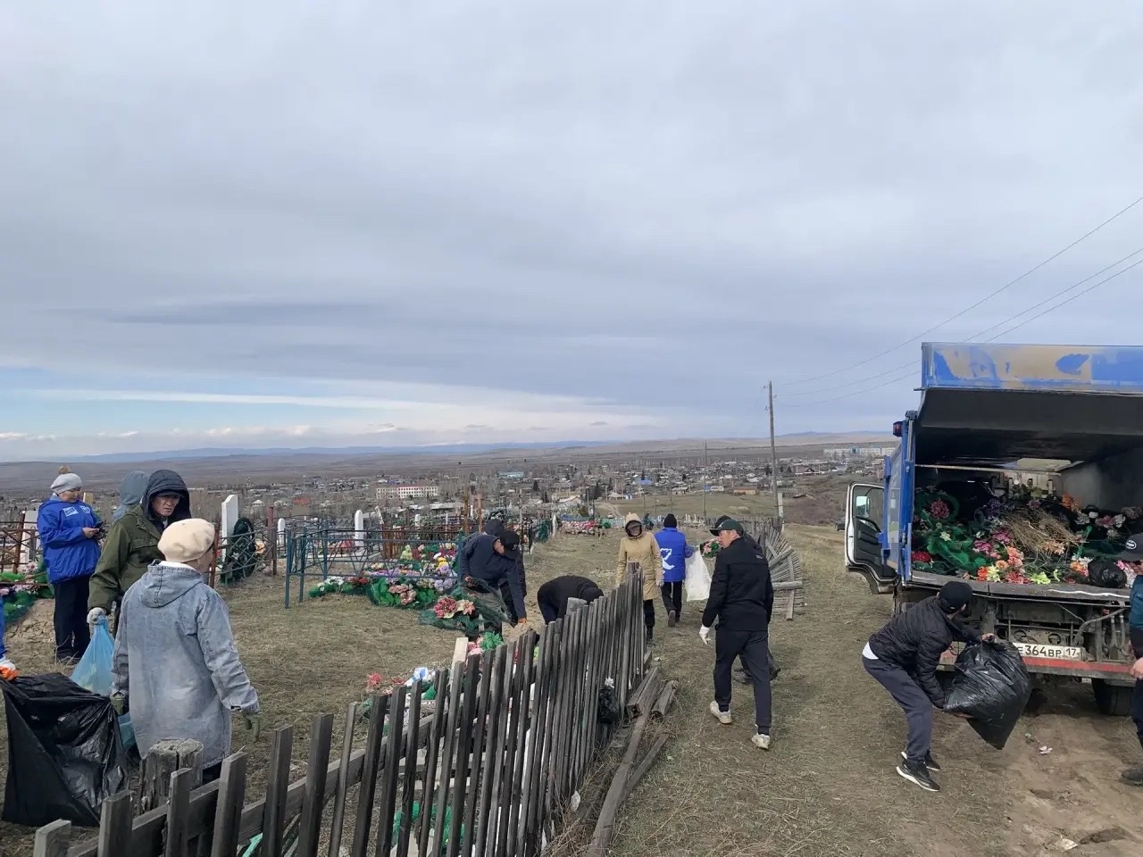 Общепоселковый субботник на кладбище: вместе — к чистоте и порядку