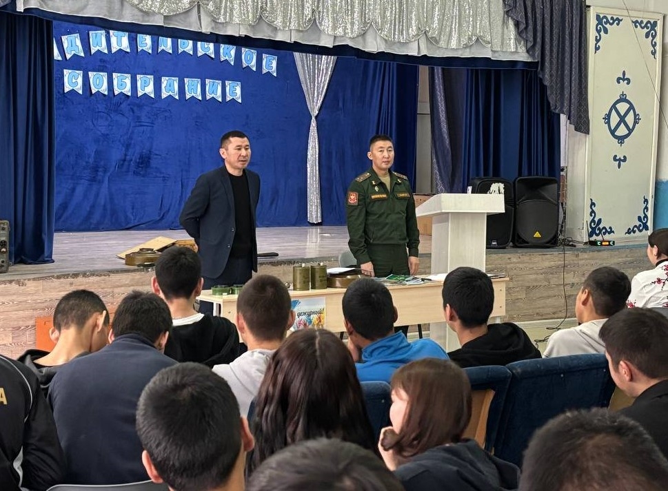 В рамках реализации мероприятий по военно-профессиональной ориентации молодежи, совместно с военным комиссаром по Улуг-Хемскому и Чаа-Хольскому кожуунам, Саая С
