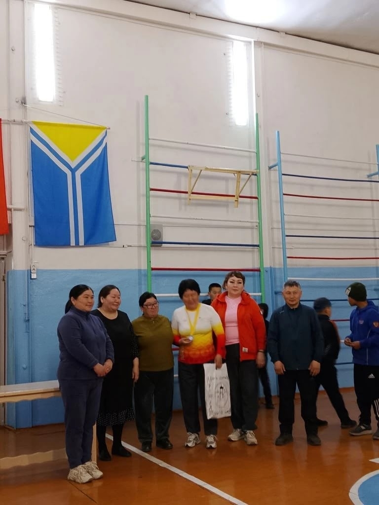 На кожуунном соревновании по волейболу среди педагогов, что проходило в живописном сумоне Тарлаг, депутат округа "Тарлагский" Сайлык Монгуш вручила ценный приз Айлане Доспан, ветерану волейбола, чье имя стало синонимом спортивного духа