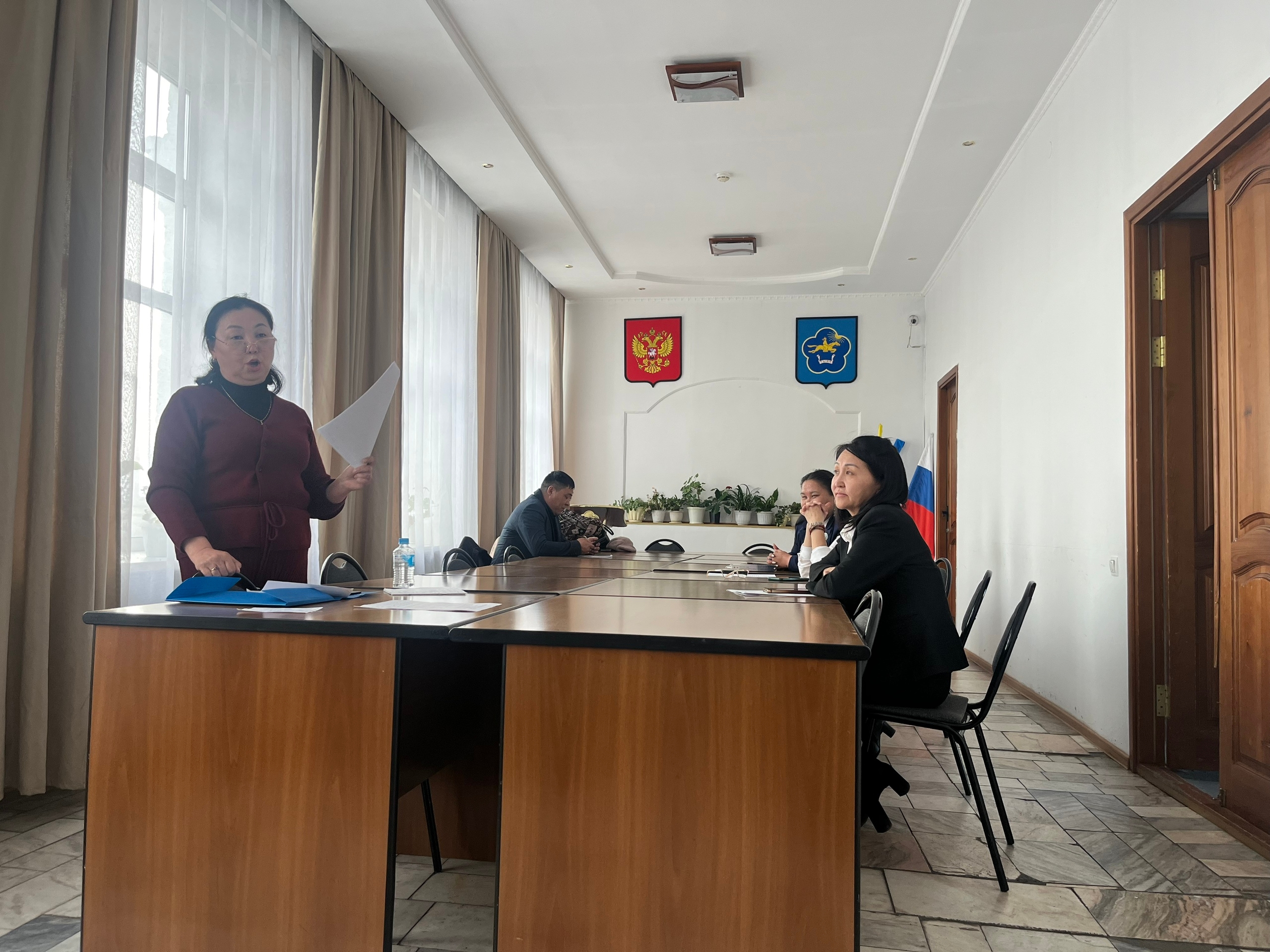 Врач-фтизиатр Аяна Монгуш провела важную профилактическую беседу с коллективом администрации города, приуроченную к Всемирному дню борьбы с туберкулезом