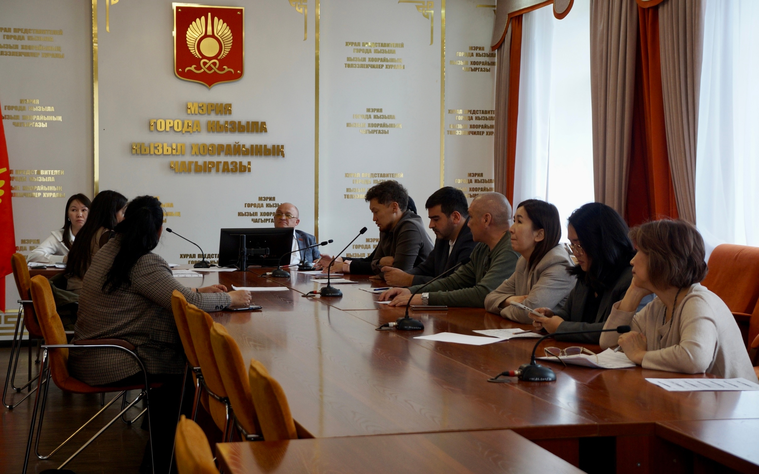 Под председательством депутата Хурала представителей города Кызыла Андрея Потапова состоялось заседание Комиссии по проведению и подготовке публичных слушаний по вопросам градостроительной деятельности городского округа город Кызыл. На заседании было расс