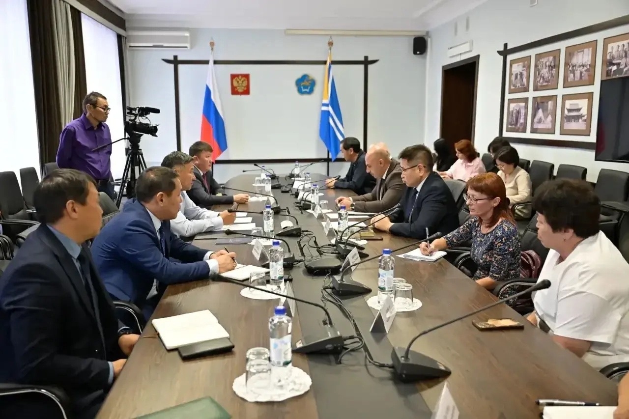 Встретился с крупными собственниками АЗС республики, чтобы обсудить стабилизацию цен на топливо и бесперебойные поставки ГСМ