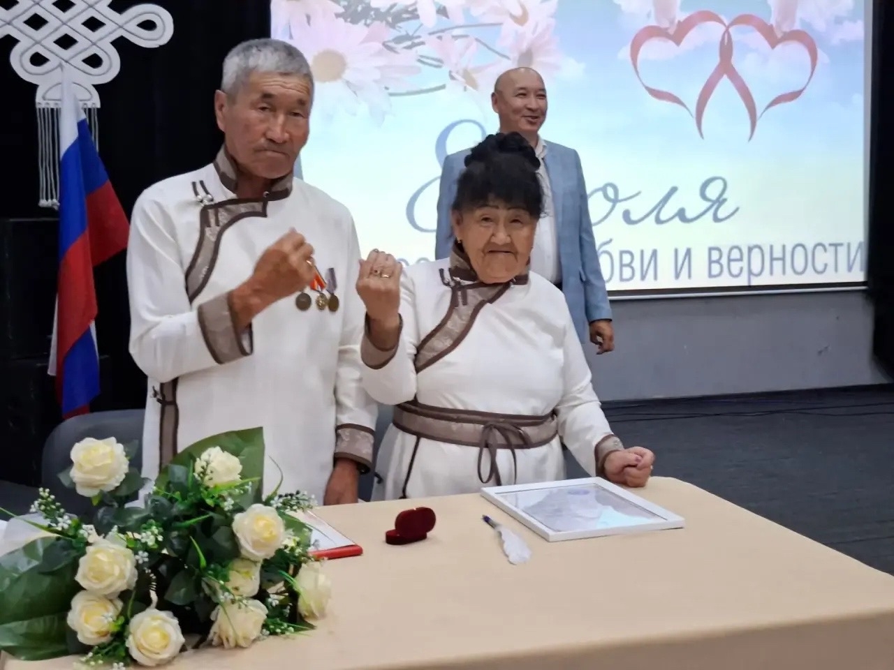 Семья Ооржак — Семён Содунамович и Галина Картыг‑ооловна — отметили золотую свадьбу В День семьи, любви и верности супруги отпраздновали 50‑летний юбилей совместной жизни: с момента их регистрации в 1976 году прошло полвека — 50 лет рука об руку