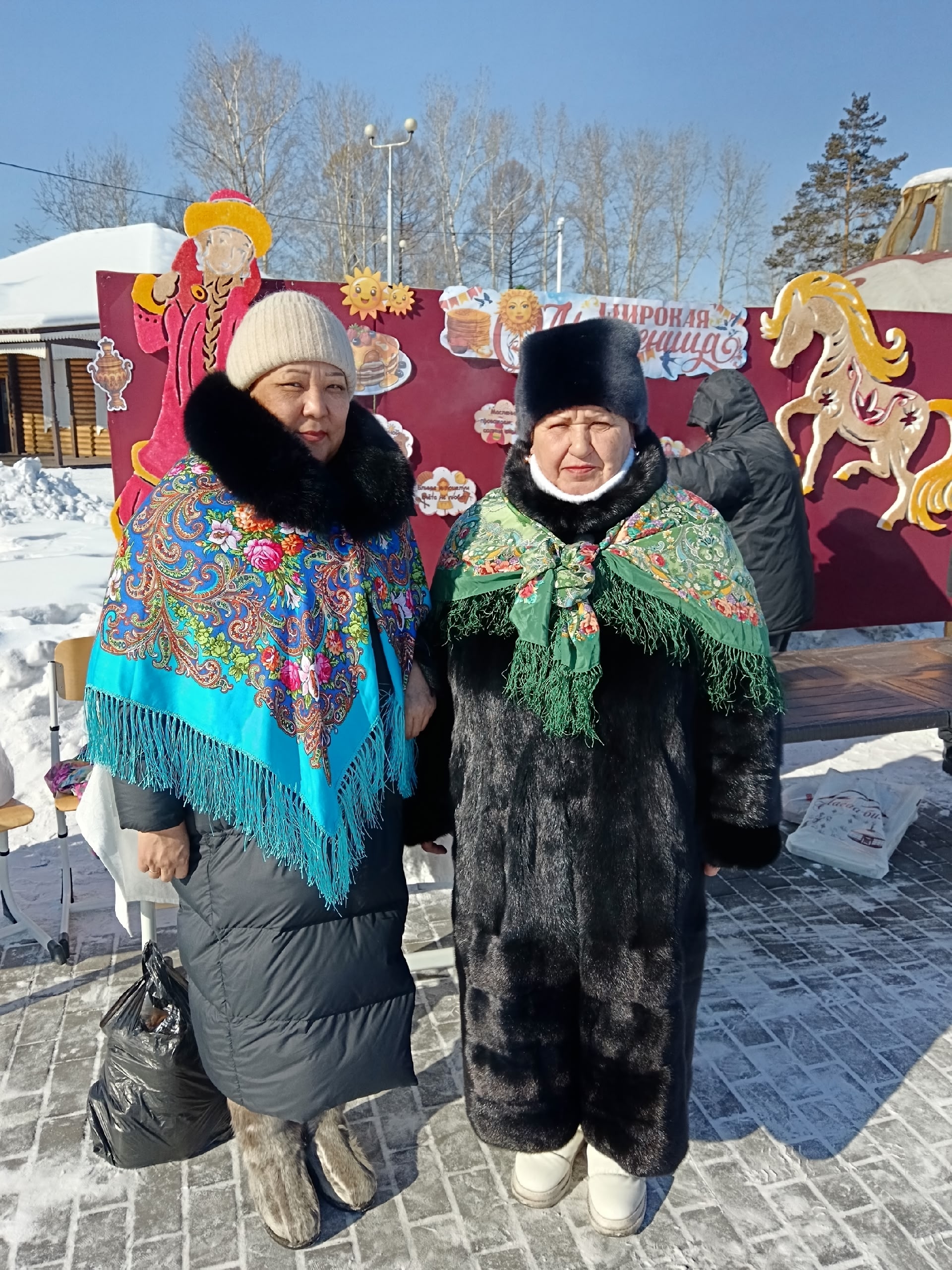 Сегодня в Туране состоялось празднование Масленицы, в котором приняли участие представители фракции партии "Единая Россия" в Хурале представителей Пий-Хемского кожууна Саян Аракчаа и Ирина Максимук