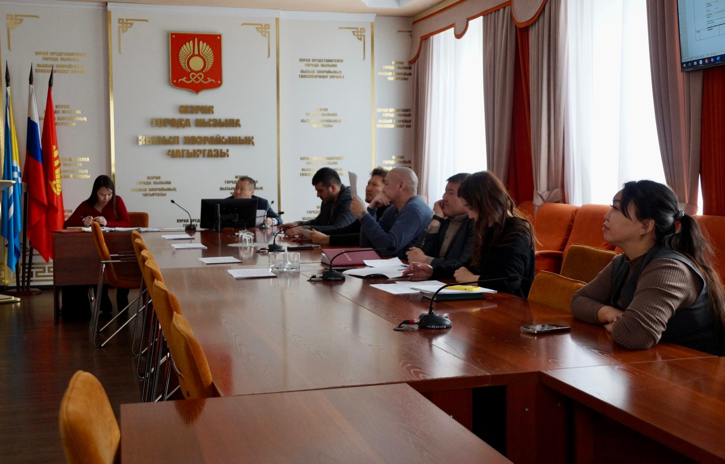 Под председательством заместителя Председателя Хурала представителей города Кызыла Аяса Лопсана состоялось заседание Комиссии по проведению и подготовке публичных слушаний по вопросам градостроительной деятельности городского округа город Кызыл