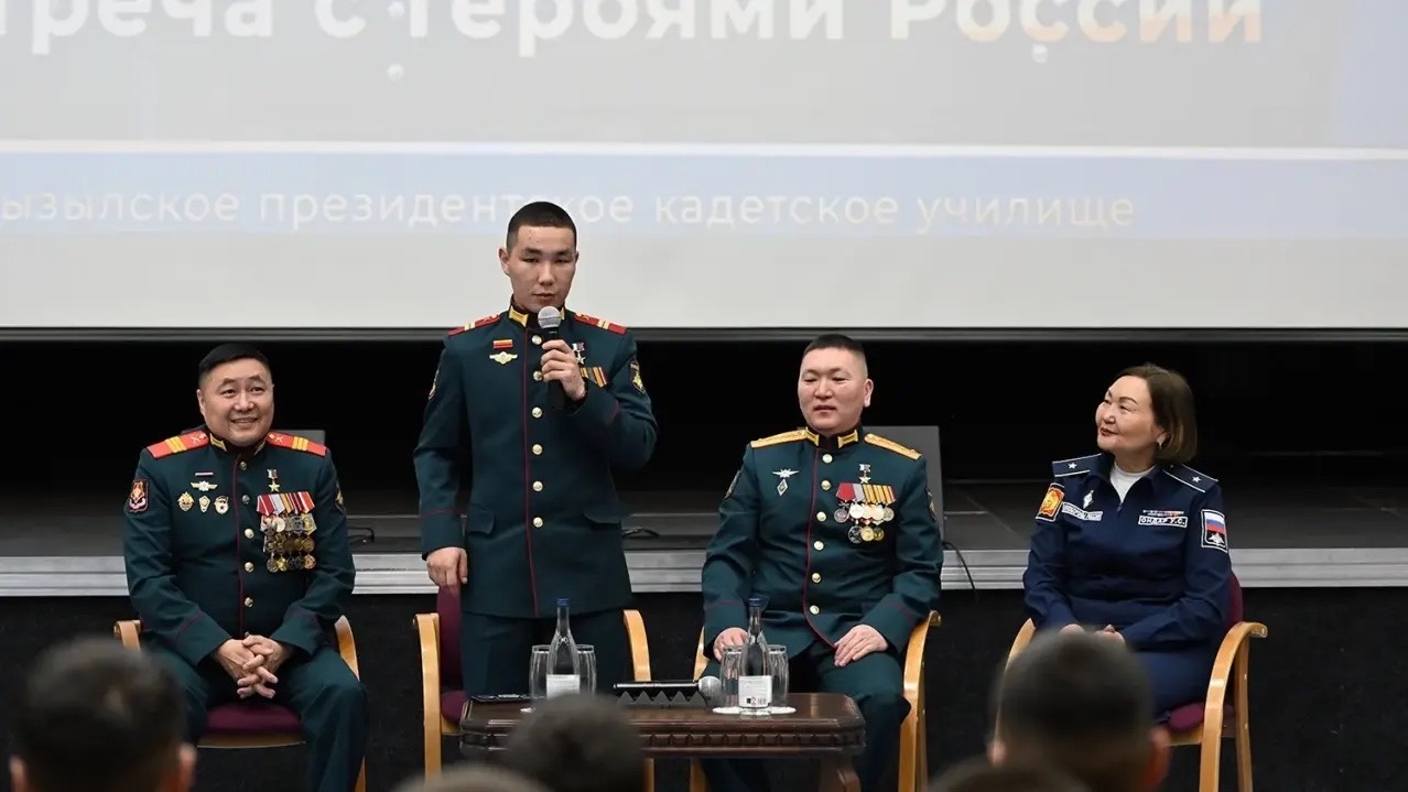С интересом замечаю, как насыщены первые дни дома у Героя России Найыра Кыргыса