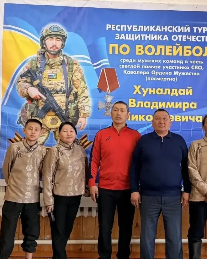 Ишкин сумузундан тускайлаттынган шериг операциязынга киришкеш маадырлыы- биле амы- тынындан чарылган, "Эрес-дидим чорук дээш" - деп хөрек демдээниң эдилекчизи Хуналдай Владимир Николаевичиниң чырык адынга тураскааткан Республика чергелиг хол бөмбүүнүңмарг