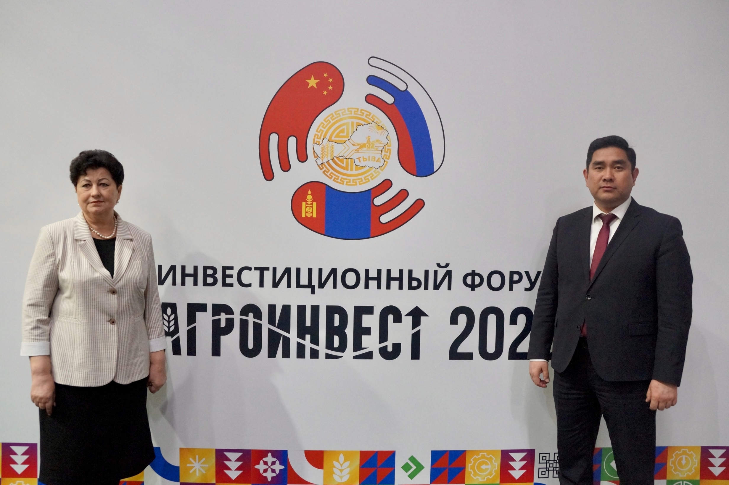В Кызыле состоялось открытие II инвестиционного форума «Тыва: Агроинвест-2026», который продлится два дня - 9 и 10 апреля <p>Открыл инвестиционный форум «Тыва: Агроинвест-2026» Глава Тувы Владислав Ховалыг, который обратился к участникам со словами привет