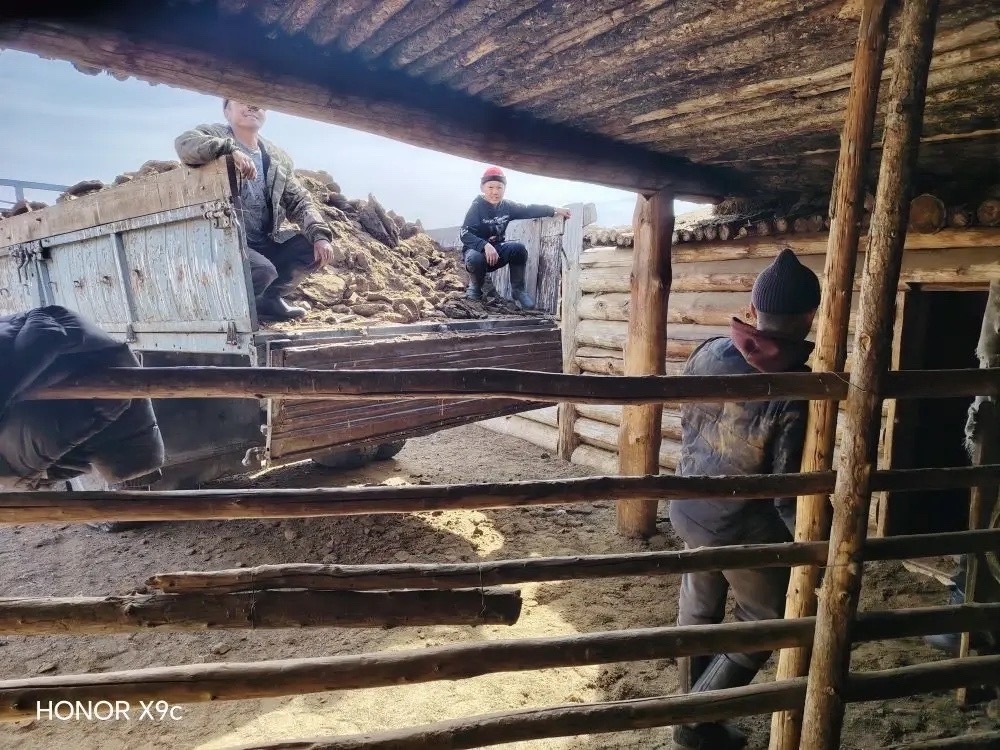 Чабаны Эрзинского района получили помощь от местных активистов