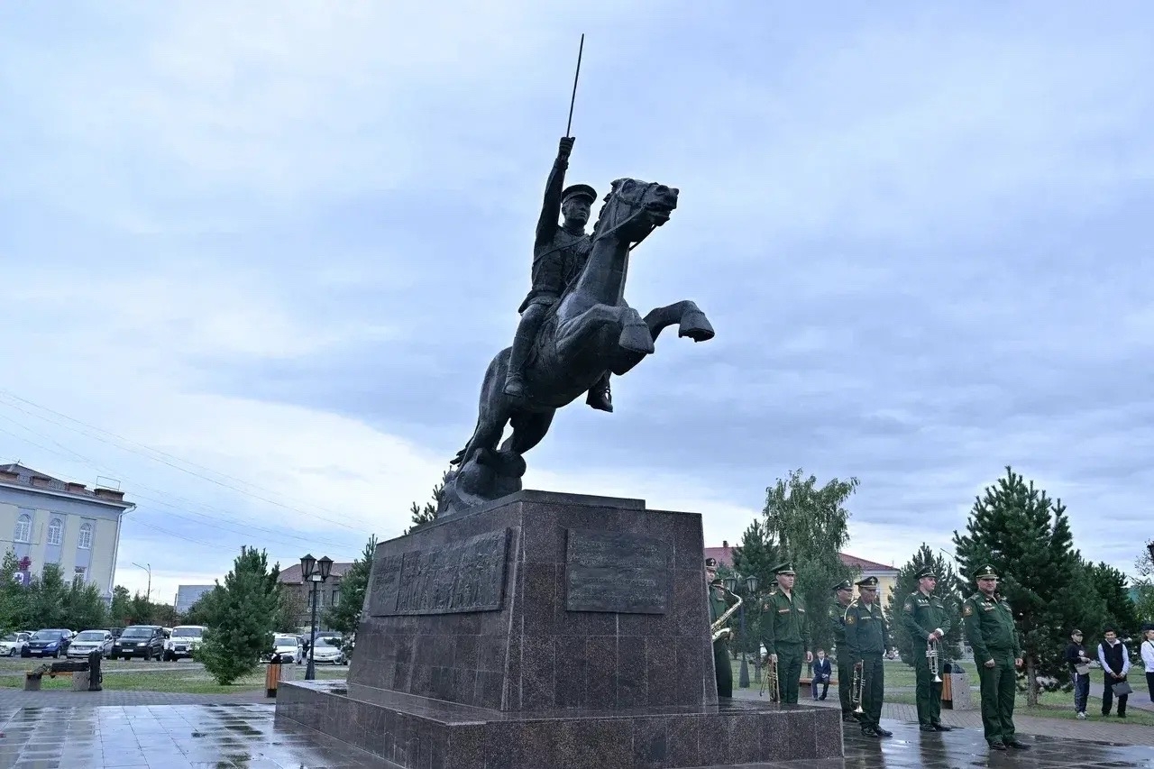 Сегодня в республике отмечают не только начало учебного года, но и День исторической памяти и чести тувинских добровольцев