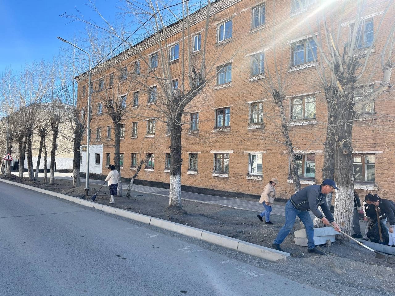В Ак-Довураке проведён общегородской субботник<p>Сегодня все учреждения нашего города вышли на субботник, чтобы поддержать чистоту и порядок на своей территории
