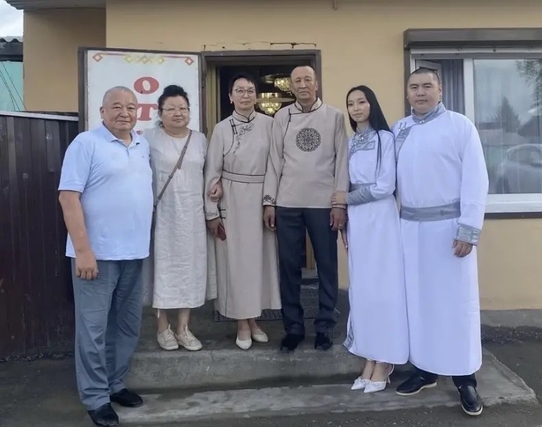 Династия Начынов: три поколения медиков на страже здоровья<p>В честь года созидательного труда и семейных ценностей мы начинаем рубрику «Семейные династии нашего кожууна» с истории семьи Начынов – настоящей династии врачей, чья преданность медицине охваты