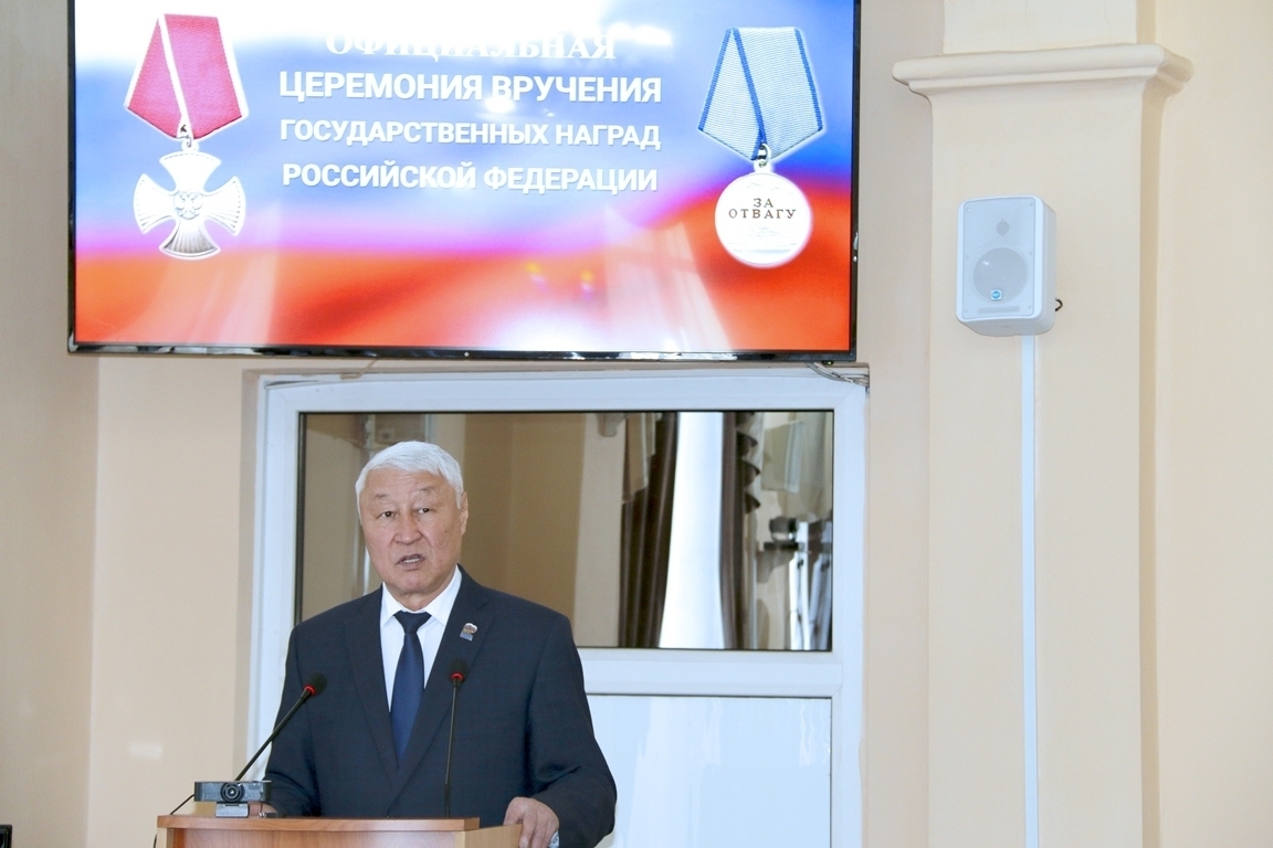 Сегодня в Верховном Хурале (парламенте) Республики Тыва состоялась церемония посмертного награждения военнослужащих, героически погибших в ходе выполнения задач специальной военной операции