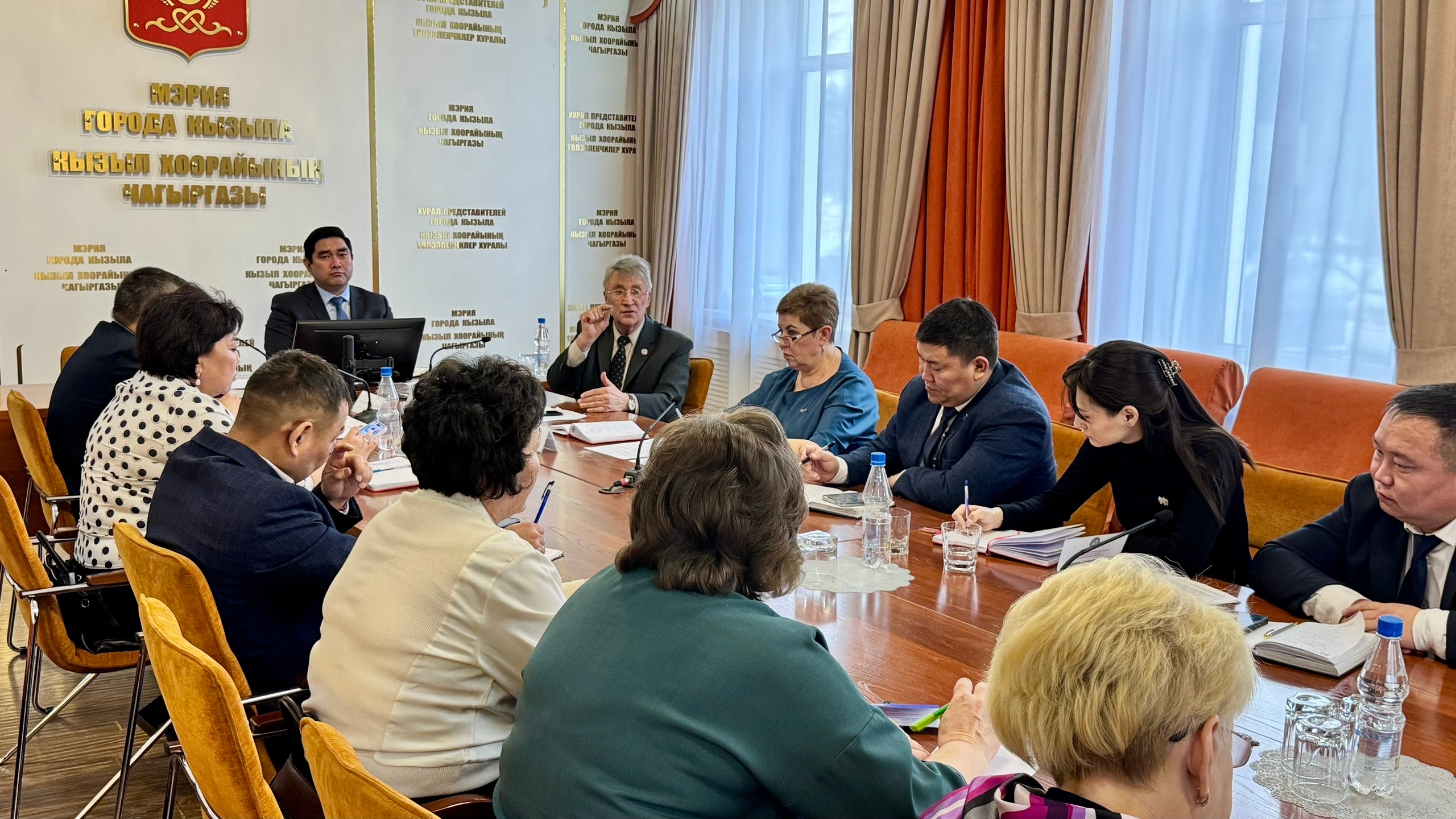 Мэр города Айдын Сарыглар встретился с директорами городских школ и поблагодарил их за важный и ответственный труд, отметив, что не понаслышке знает об этом: