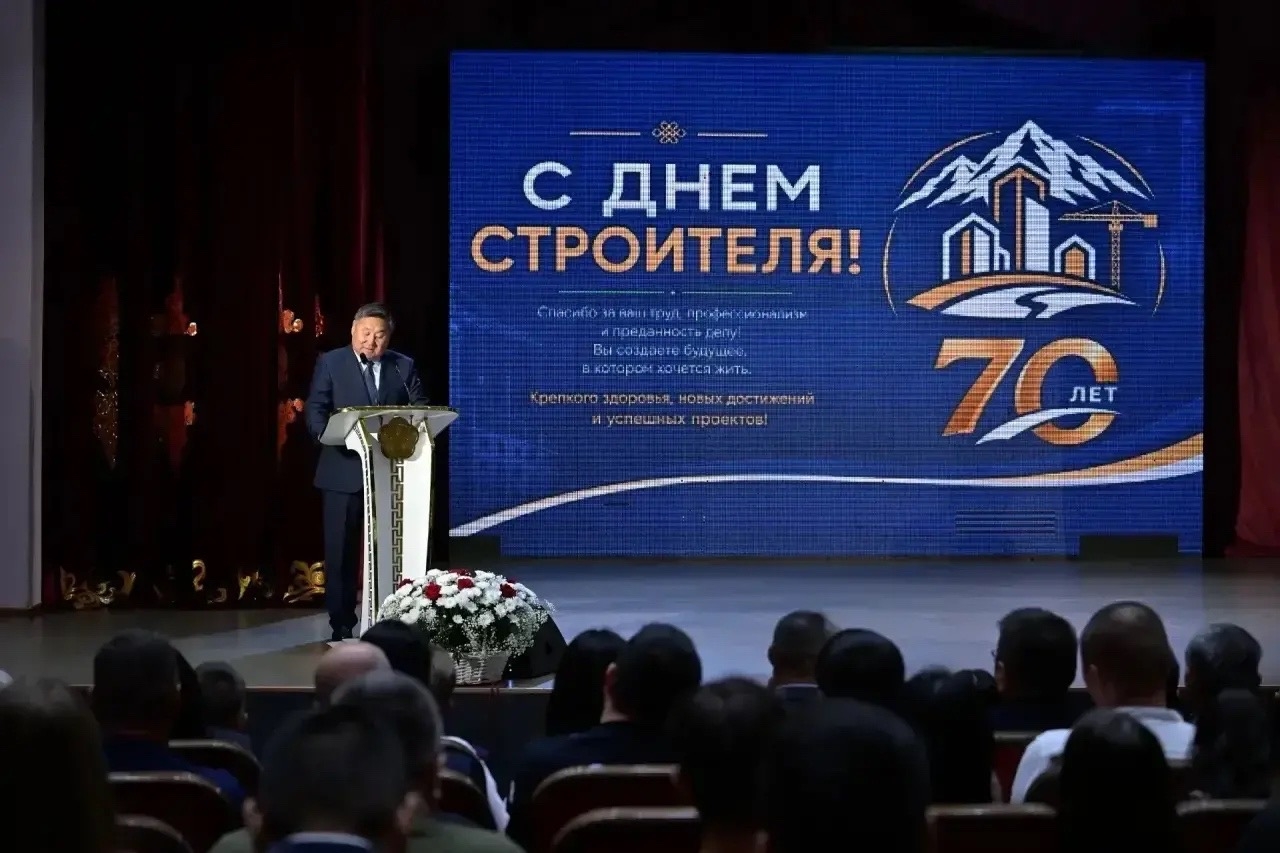 Сегодня вручил награды передовикам строительного комплекса в преддверии их профессионального праздника
