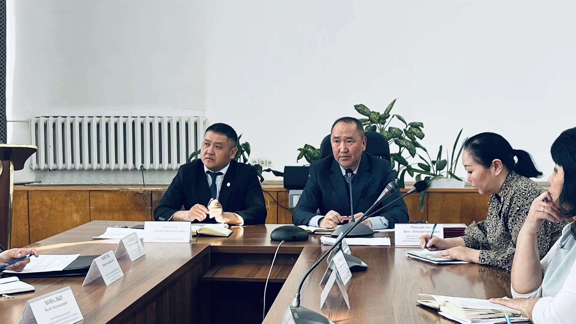 Аппаратное совещание под председательством Эреса Лопсанчаповича Мандан‑оола<p>Сегодня председатель администрации Улуг‑Хемского района Мандан‑оол Эрес Лопсанчапович провёл аппаратное совещание с участием:<p>- заместителей председателя;<p>- начальников упра