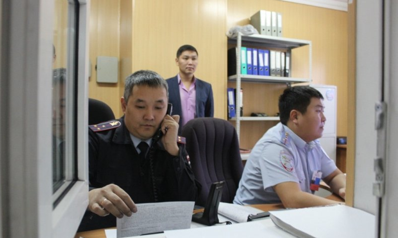 В Туве пятеро школьников продали свои банковские карты дропперу