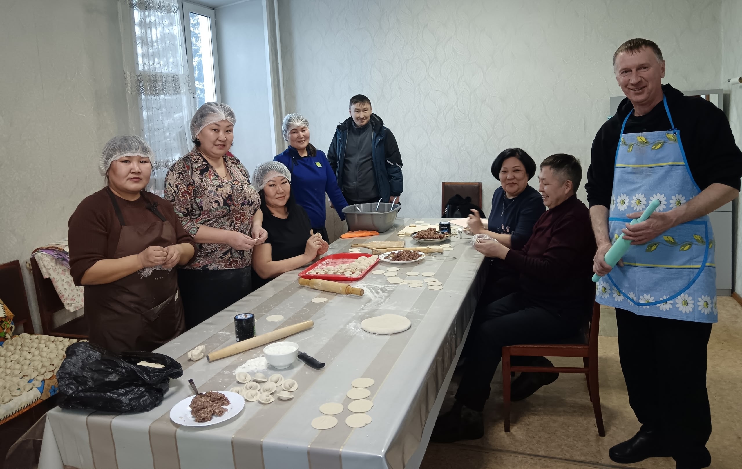 В преддверии народного праздника Шагаа депутаты фракции «Единая Россия» в Хуралах представителей Пий-Хемского кожууна и города Турана приняли участие в благотворительной акции «Лепим добро»