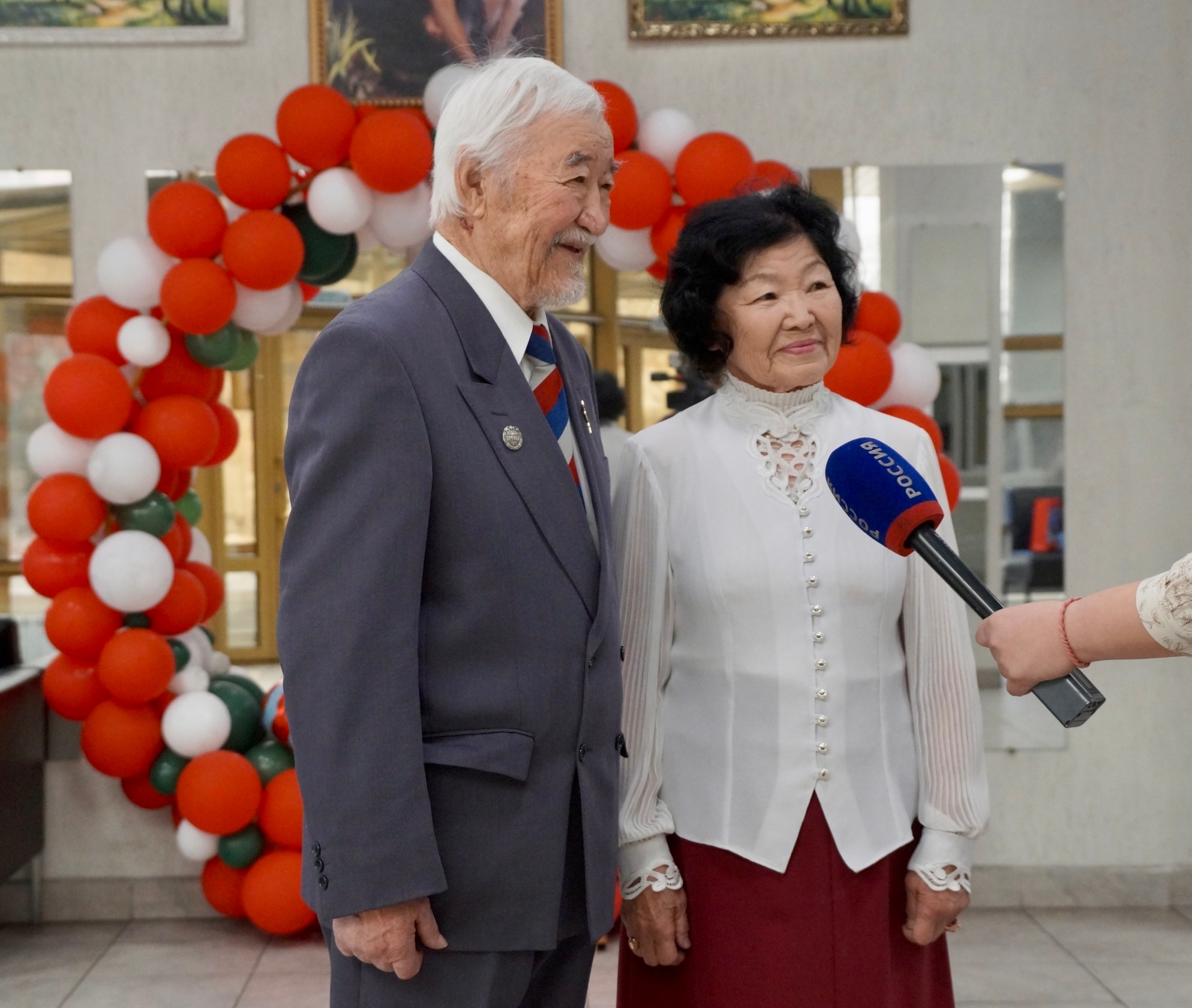 Депутат Хурала представителей города Кызыла Шой Чурук поздравил с 60-летием совместной жизни супругов Тутатчиковых – ветеранов спорта и заслуженных тренеров России по стрельбе из лука Евгения Викторовича и Раису Сергеевну