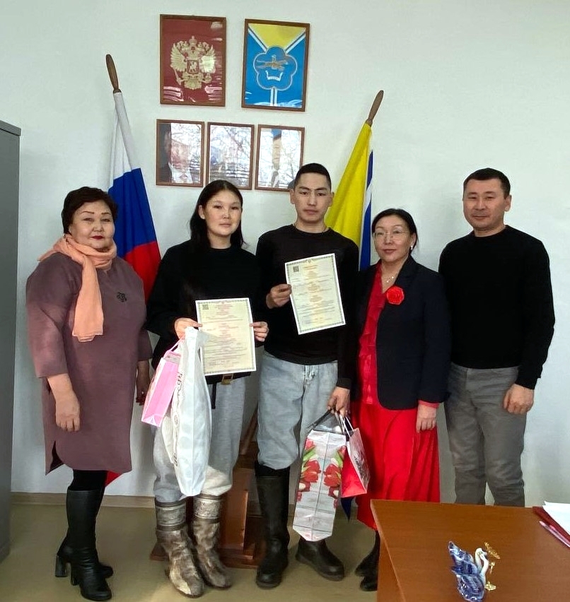 Сегодня состоялось значимое событие в жизни молодой пары Комбу Хулера и Сувакпут Сайлык, когда они получили свидетельство о рождении своего первенца