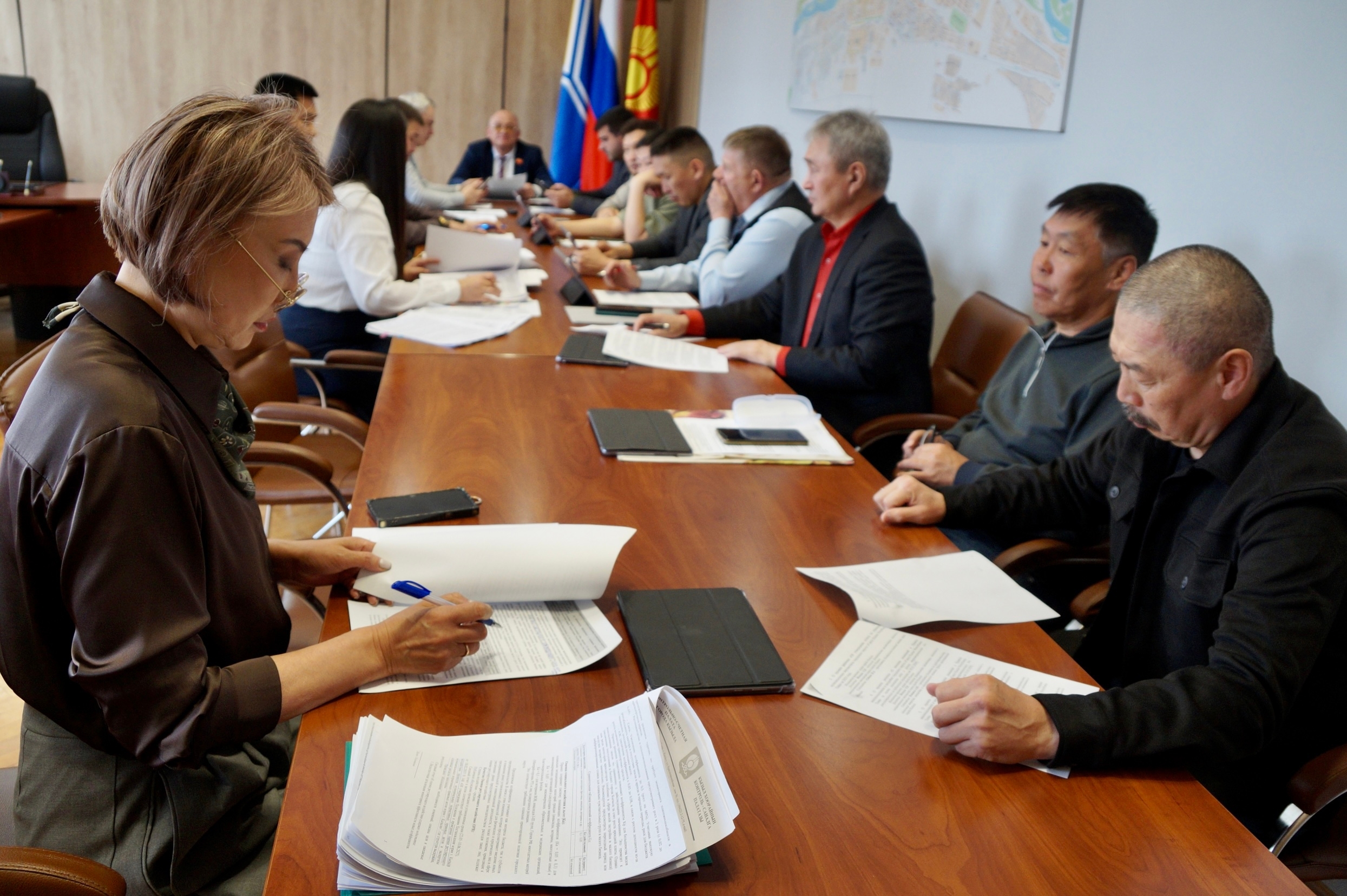 Под председательством депутата Андрея Потапова состоялось совместное заседание Комитета по градостроительству земельным вопросам, имуществу и инвестиционной политике и Комитета по ЖКХ, благоустройству, дорожному хозяйству и транспорту, в рамках подготовки