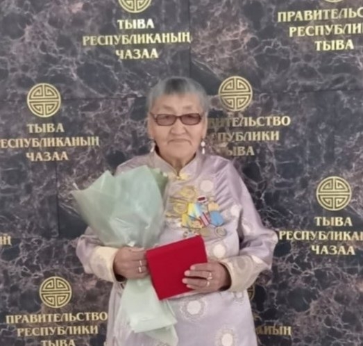 Өвүр кожууннуң бир улуг назынныг, хүндүткелдиг өгбевис Зинаида Байыровна Донгактың чырык чер кырындан чарлып чорупканын ханы кажыыдал-биле чоок кижилеринге болгаш чангыс чер-чурттугларывыска илереттивис. Ол Россия Федерациязының ооредилге адырының хүндүлү