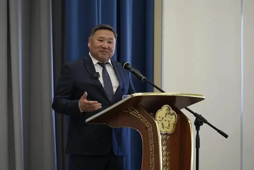 Высокая миссия муниципальных руководителей - стоять на переднем крае заботы о людях. Сегодня на Совете муниципальных образований в Чадане обсудили с главами районов текущую ситуацию: подготовку к пожароопасному сезону, весенние полевые работы и поддержку 