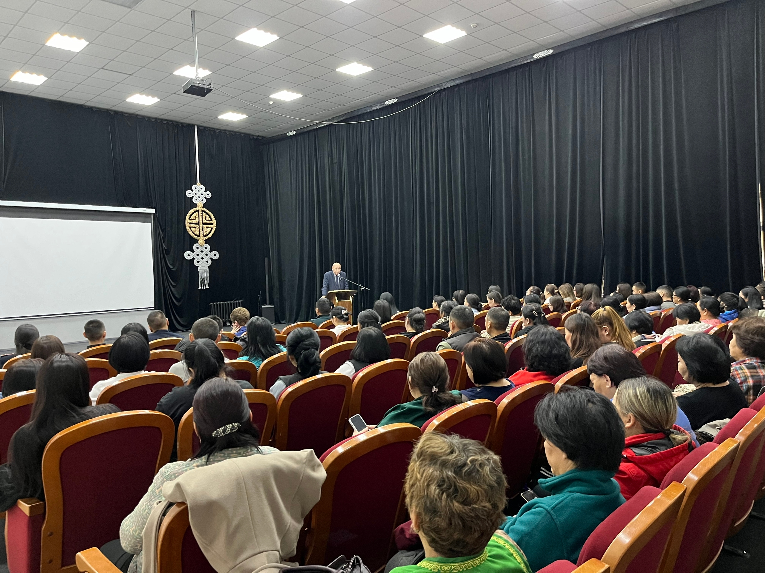 В городе Ак-Довурак администрацией проведен сход граждан<p>Сегодня на сходе года перед жителями города выступил с докладом председатель администрации Руслан Монгуш, а также прокурор Барун-Хемчисского района Цыганок М