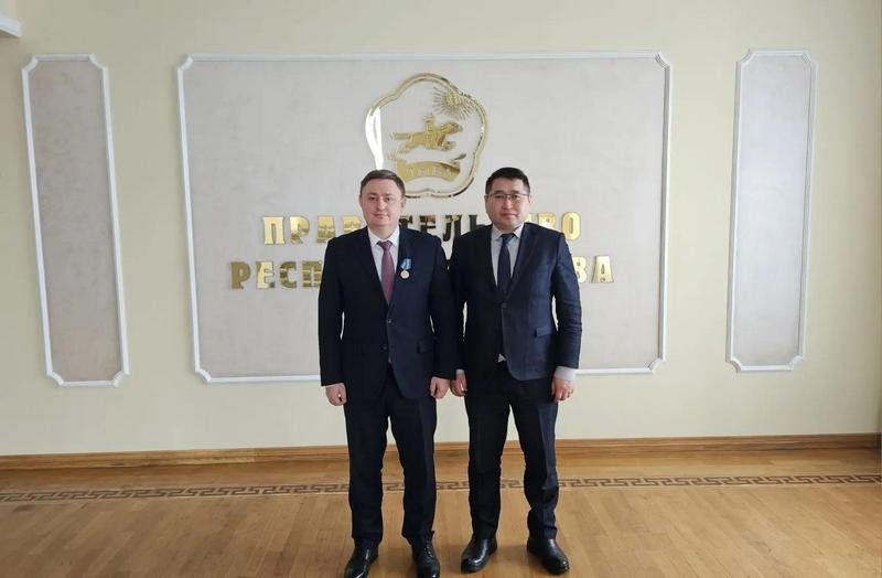 Руководителю Красноярского РДУ энергетику Владимиру Райляну вручена награда Минтопэнерго Тувы