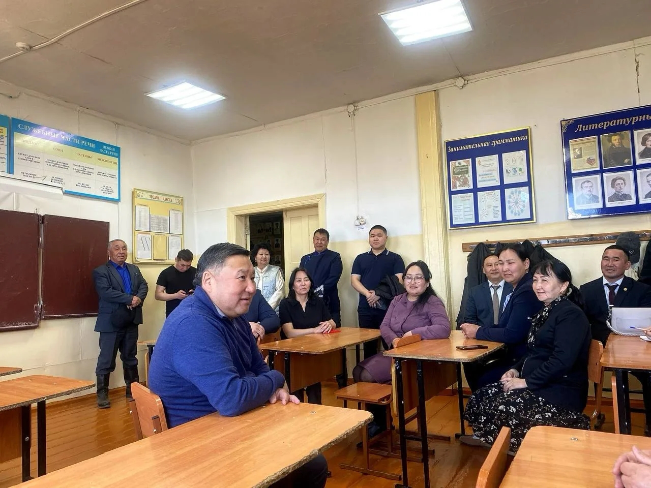 Во время рабочей командировки в Дзун-Хемчикский район Глава Тувы Владислав Ховалыг посетил школу села Бажын-Алаак. «Из ее стен вышло немало известных людей, которые своим трудом внесли большой вклад в развитие нашей Тувы, - отметил руководитель региона в 