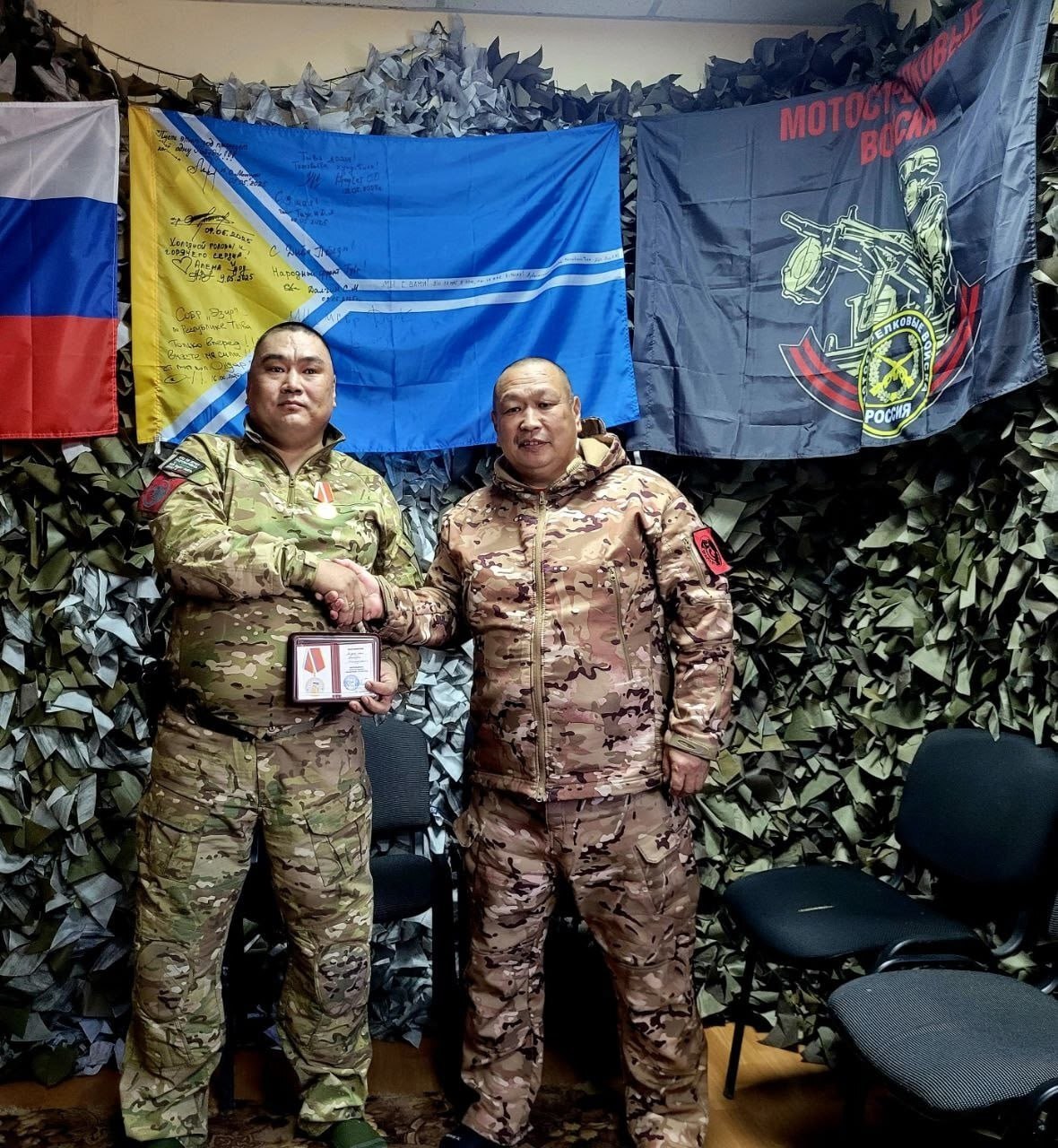 По распоряжению председателя Верховного Хурала Республики Тыва Кан-оола Даваа делегация из Тувы во главе с депутатом Эресом Хуураком вручили памятные медали «Защитнику Отечества» нашим военнослужащим, находящимся в зоне специальной военной операции