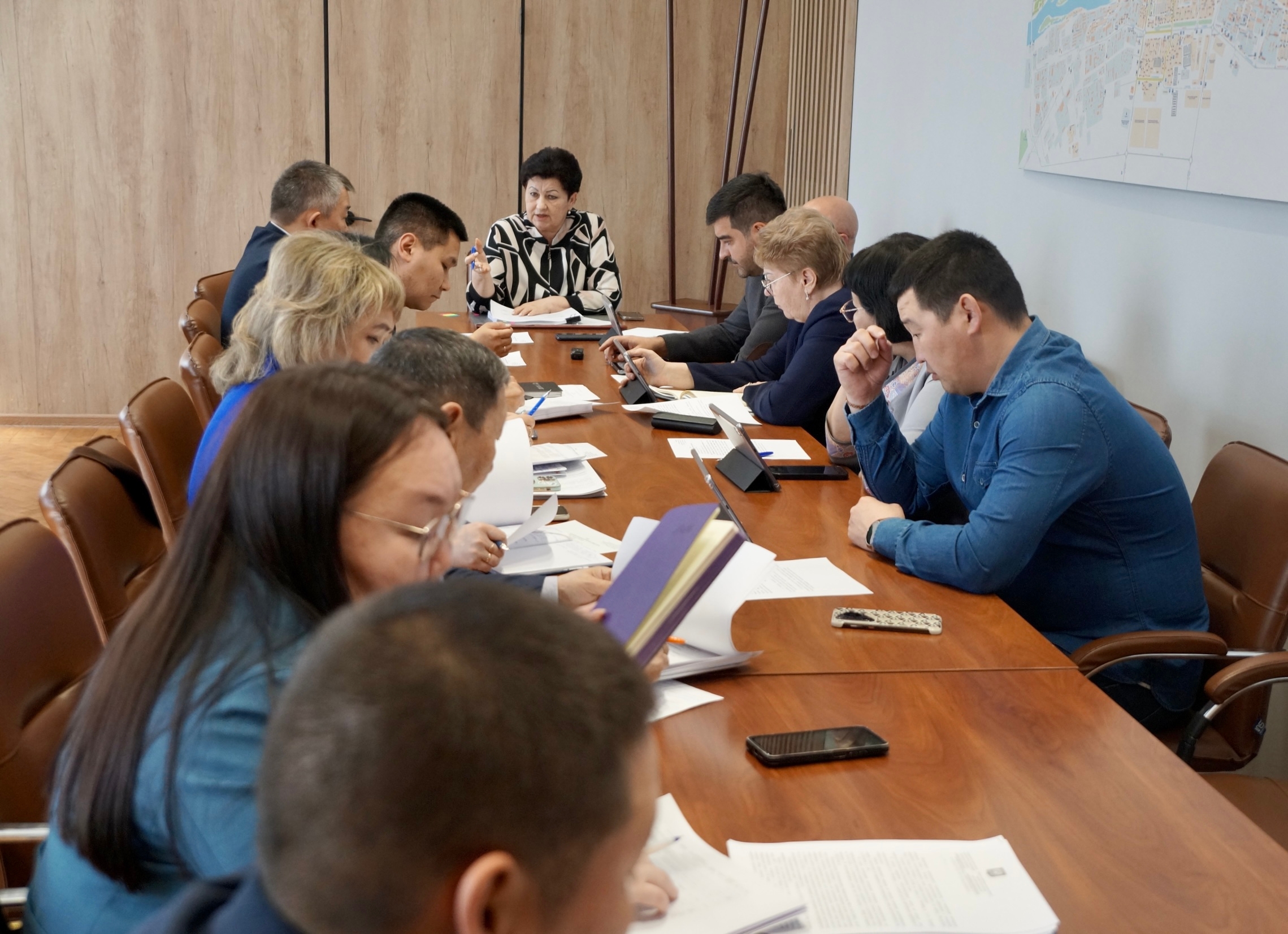 Под председательством Главы города Кызыла Ирины Казанцевой состоялось заседание Комиссии по наказам избирателей, с участием членов комиссии и ответственных сотрудников мэрии города Кызыла