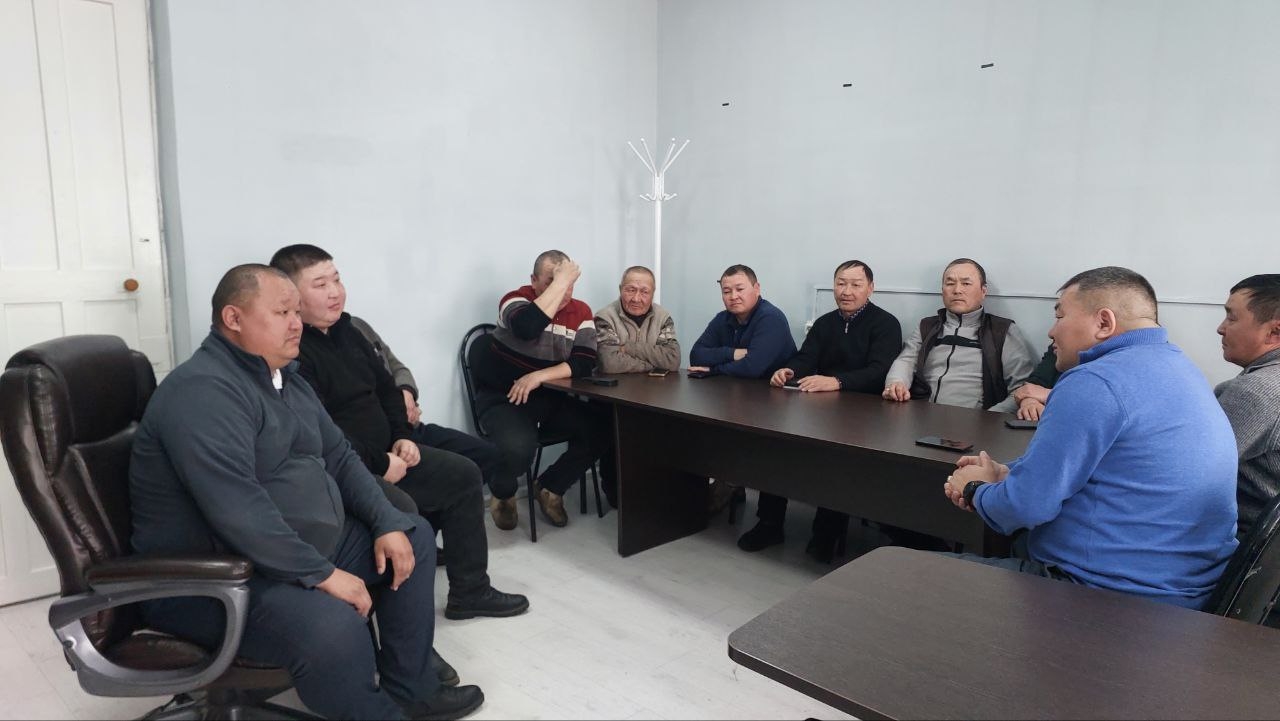 Проведено заседание депутатов мужчин и активистов <p> <p>Сегодня Глава кожууна Роберт Аракчаа провел заседанию-встречу с депутатами мужчинами кожууна и активистами сельского поселения сумона Кызыл-Даг