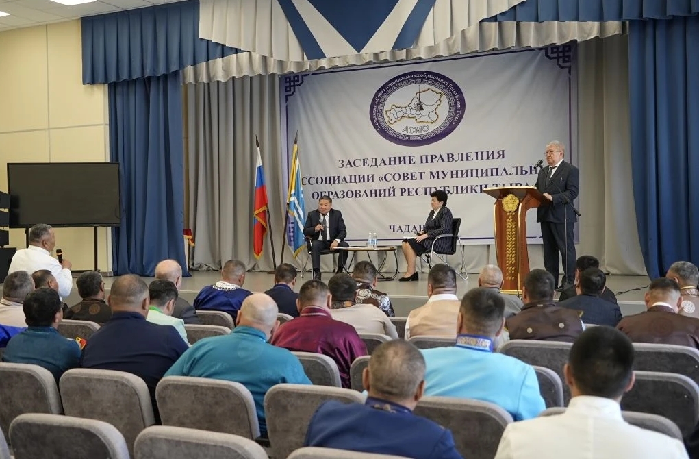 В городе Чадане состоялся XII съезд Ассоциации муниципальных образований Тувы (АСМО). Помимо представителей муниципалитетов в работе съезда приняли участие Глава республики Владислав Ховалыг, председатель Верховного Хурала Кан-оол Даваа, а также руководит