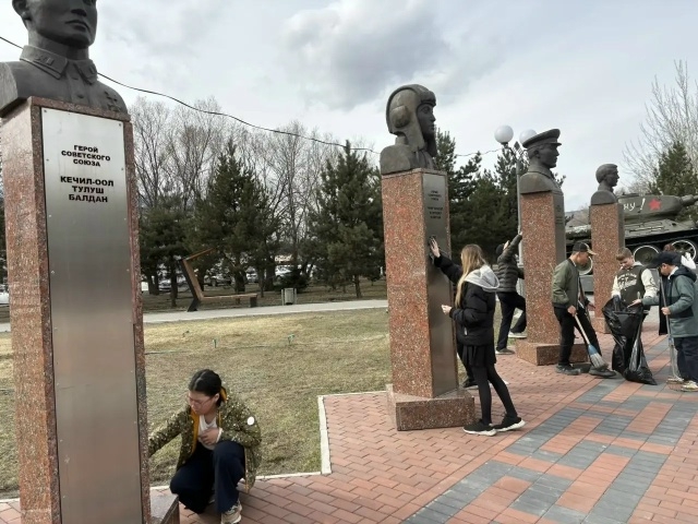 Школьники Кызыла провели субботник на Площади Победы и возложили цветы к монументу «Непокоренный»