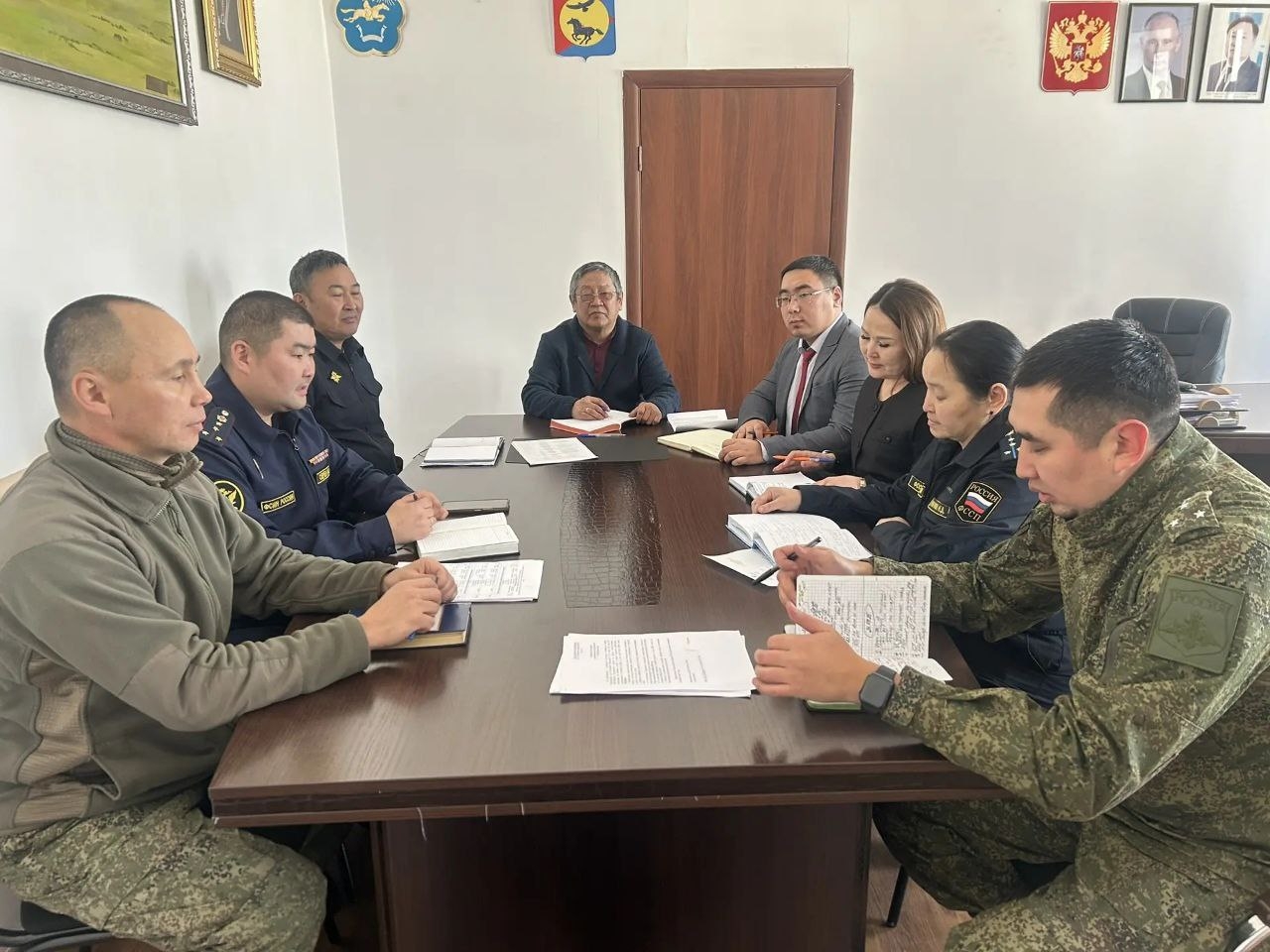 Новый военный комиссар Тес-Хемского кожууна приступил к своим обязанностям<p> <p>Провели совещание по вопросам профилактики правонарушений с участием руководителей федеральных силовых структур Тес-Хемского кожууна, обсудили ключевые аспекты нашей работы н