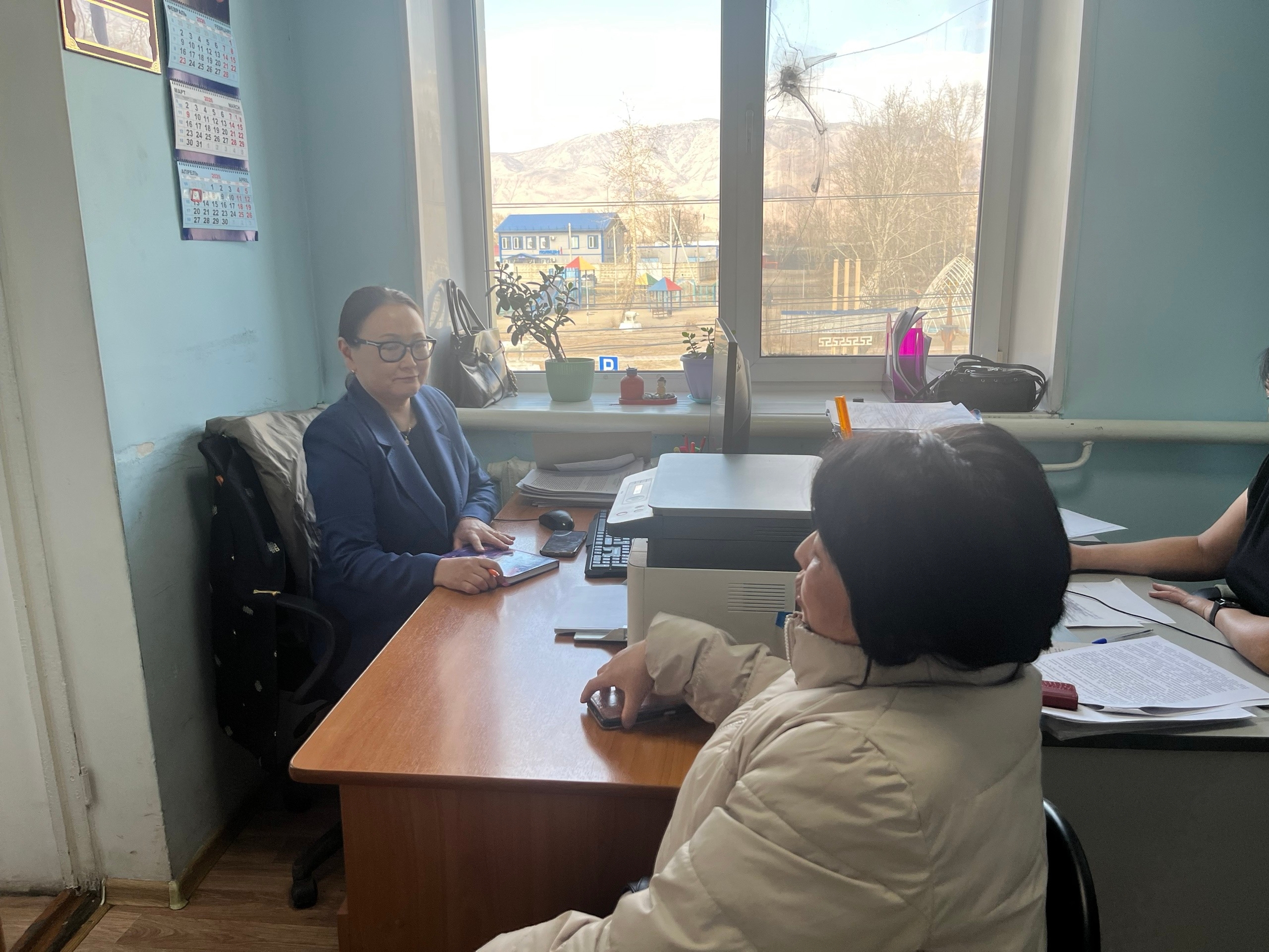 Сегодня, в здании администрации кожууна, в ЕДИНЫЙ ДЕНЬ ПРАВОВОГО ПРИЕМА ГРАЖДАН в рамках Межгосударственной акции «Неделя здоровья и прав человека в Содружестве Независимых Государств» для оказания бесплатной юридической помощи гражданам провела прием адв
