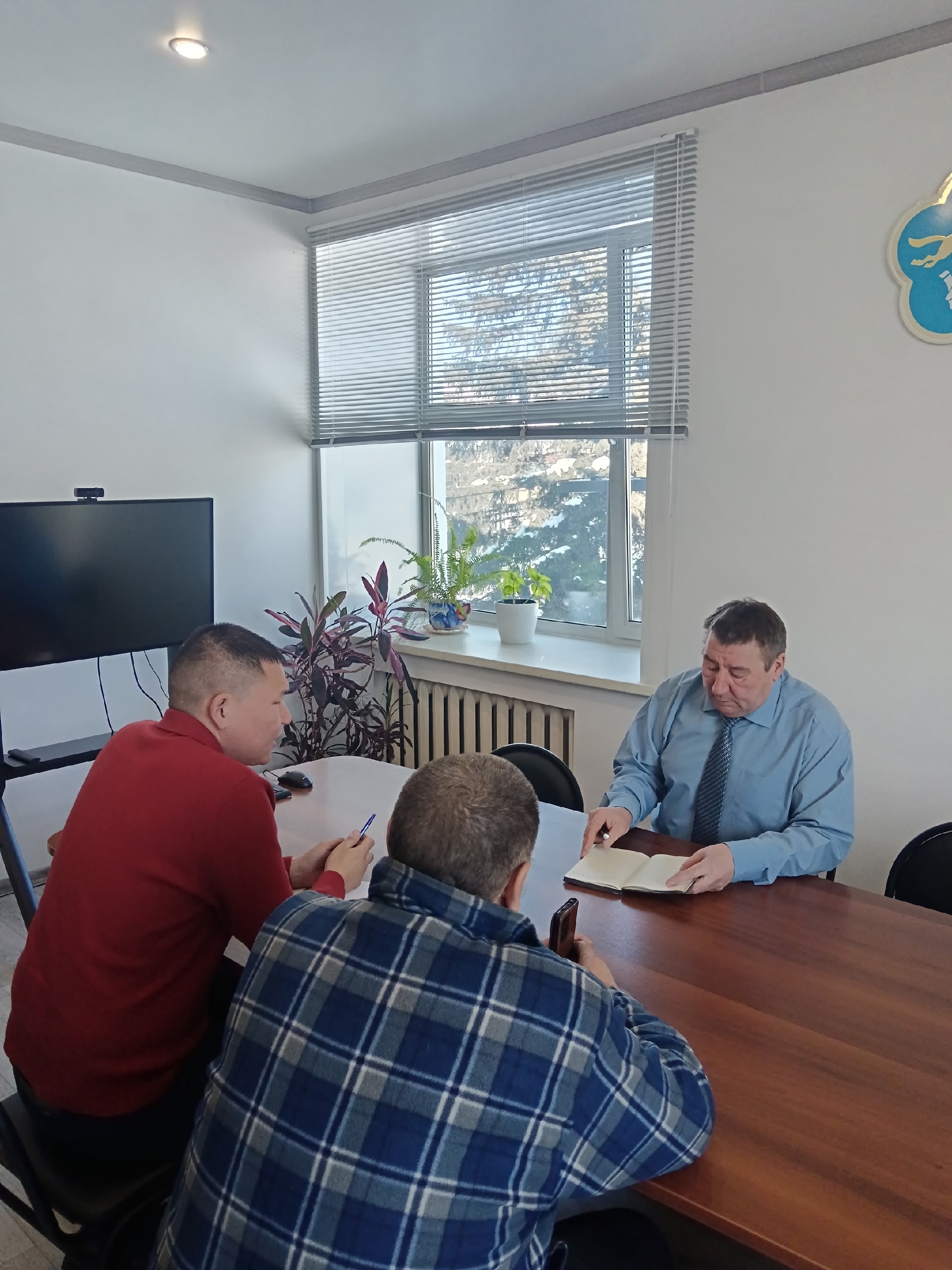 В ходе Недели приема граждан по вопросам здравоохранения руководитель Пий-Хемского кожууна Андрей Бородкин совместно с главным врачом местной больницы Май-оолом Сатом организовали встречу с жителями на площадке Местной общественной приемной Председателя п В ходе Недели приема граждан по вопросам здравоохранения руководитель Пий-Хемского кожууна Андрей Бородкин совместно с главным врачом местной больницы Май-оолом Сатом организовали встречу с жителями на площадке Местной общественной приемной Председателя п