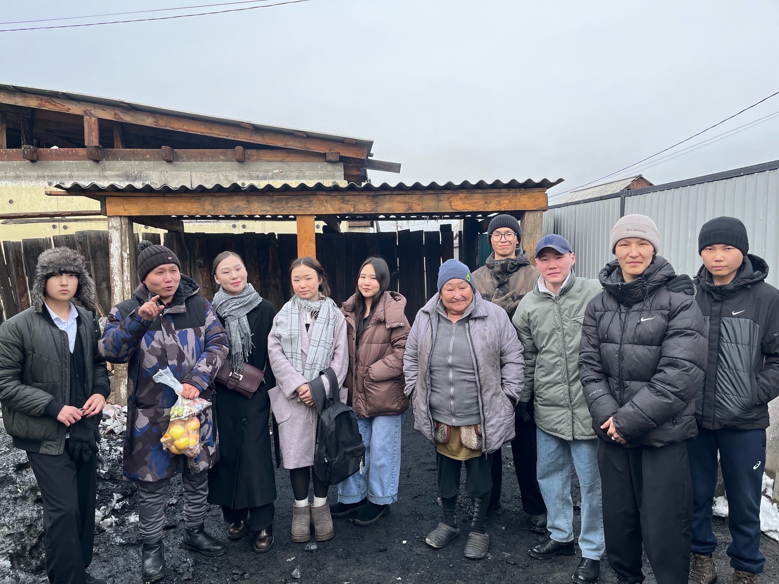 Команда молодежи Кызыла оказала помощь матери и супруге участников СВО Екатерине Ойдуп-оол и Азимаа Куулар
